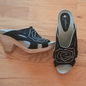 Earthies Suede Leather Clogs Size 8. Great Condition.